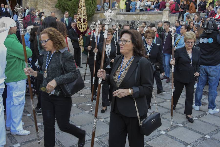 Faltaban escasos minutos para las tres de la tarde cuando la dolorosa que hace trescientos años tallara Risueño llegaba al altar donde será coronada canónicamente la mañana de este sábado 13 de octubre