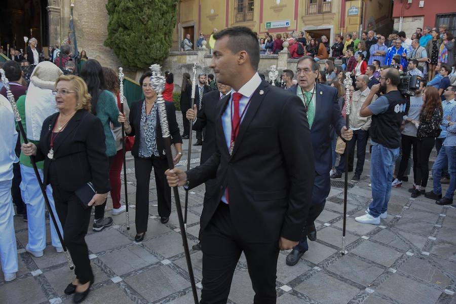 Faltaban escasos minutos para las tres de la tarde cuando la dolorosa que hace trescientos años tallara Risueño llegaba al altar donde será coronada canónicamente la mañana de este sábado 13 de octubre