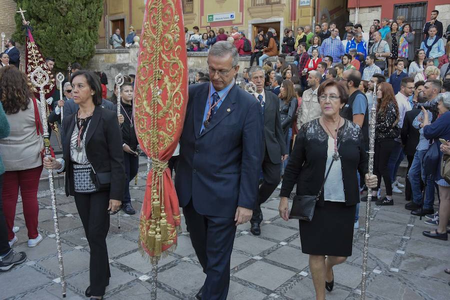 Faltaban escasos minutos para las tres de la tarde cuando la dolorosa que hace trescientos años tallara Risueño llegaba al altar donde será coronada canónicamente la mañana de este sábado 13 de octubre