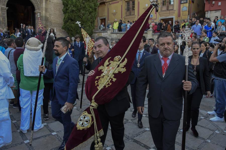 Faltaban escasos minutos para las tres de la tarde cuando la dolorosa que hace trescientos años tallara Risueño llegaba al altar donde será coronada canónicamente la mañana de este sábado 13 de octubre