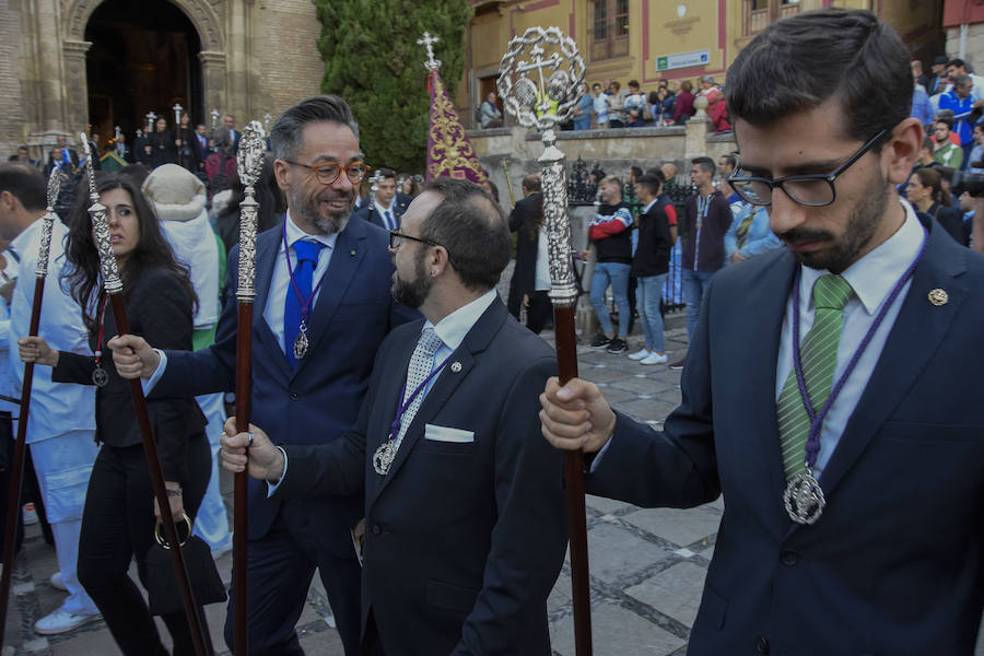 Faltaban escasos minutos para las tres de la tarde cuando la dolorosa que hace trescientos años tallara Risueño llegaba al altar donde será coronada canónicamente la mañana de este sábado 13 de octubre