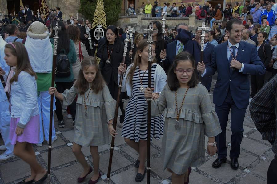 Faltaban escasos minutos para las tres de la tarde cuando la dolorosa que hace trescientos años tallara Risueño llegaba al altar donde será coronada canónicamente la mañana de este sábado 13 de octubre