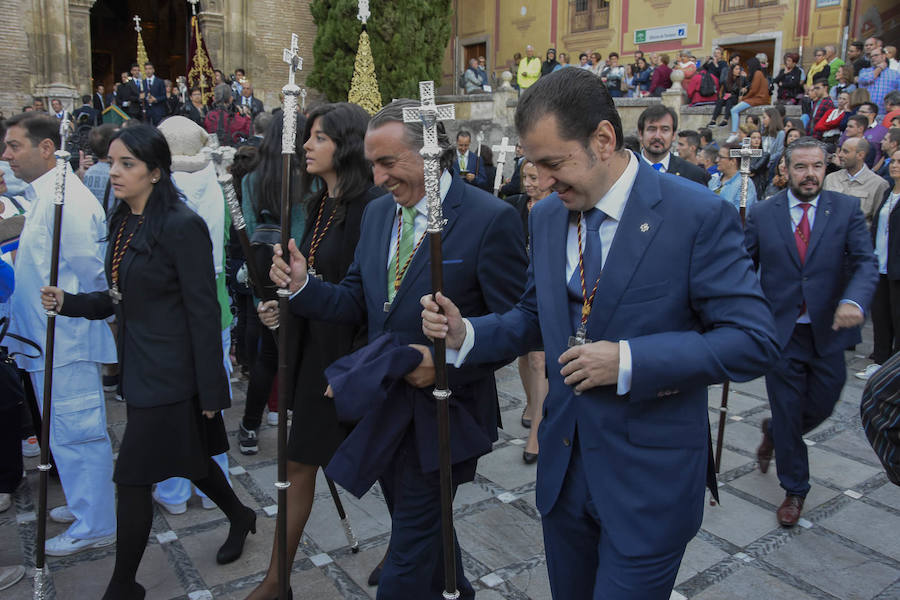 Faltaban escasos minutos para las tres de la tarde cuando la dolorosa que hace trescientos años tallara Risueño llegaba al altar donde será coronada canónicamente la mañana de este sábado 13 de octubre