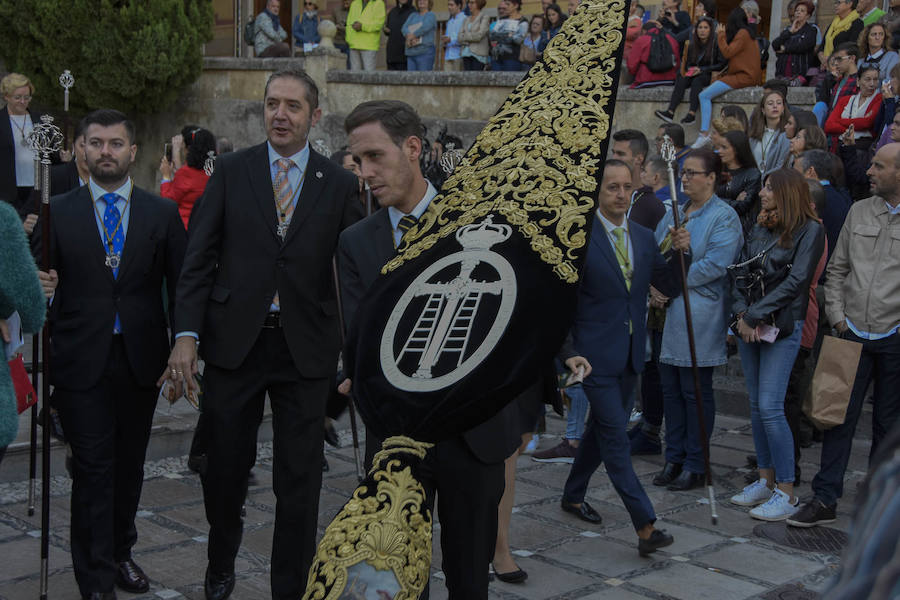 Faltaban escasos minutos para las tres de la tarde cuando la dolorosa que hace trescientos años tallara Risueño llegaba al altar donde será coronada canónicamente la mañana de este sábado 13 de octubre