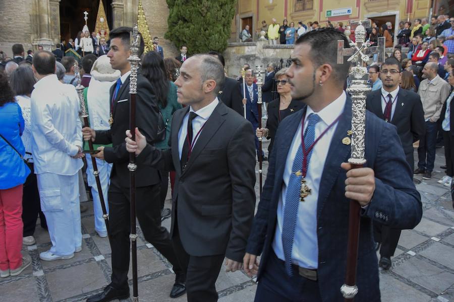 Faltaban escasos minutos para las tres de la tarde cuando la dolorosa que hace trescientos años tallara Risueño llegaba al altar donde será coronada canónicamente la mañana de este sábado 13 de octubre