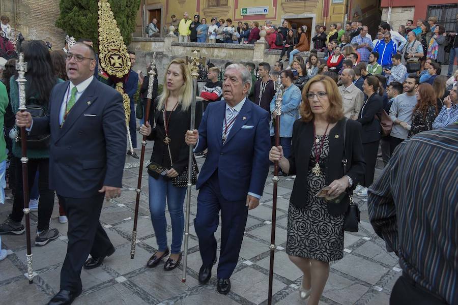 Faltaban escasos minutos para las tres de la tarde cuando la dolorosa que hace trescientos años tallara Risueño llegaba al altar donde será coronada canónicamente la mañana de este sábado 13 de octubre