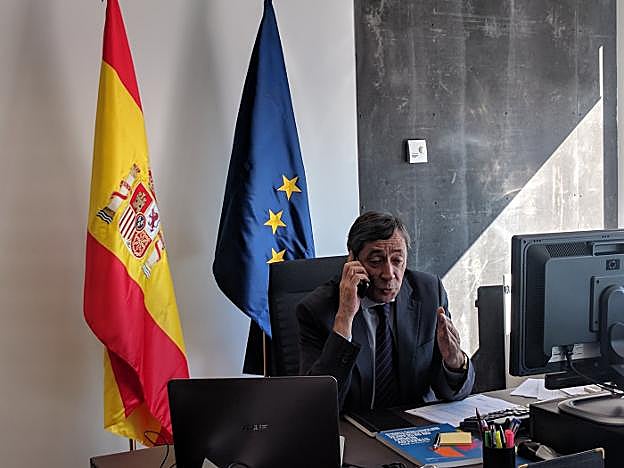 Rafael Rodrigo en su despacho del Ministerio, con el informe europeo sobre el acelerador (el libro azul) encima de la mesa.
