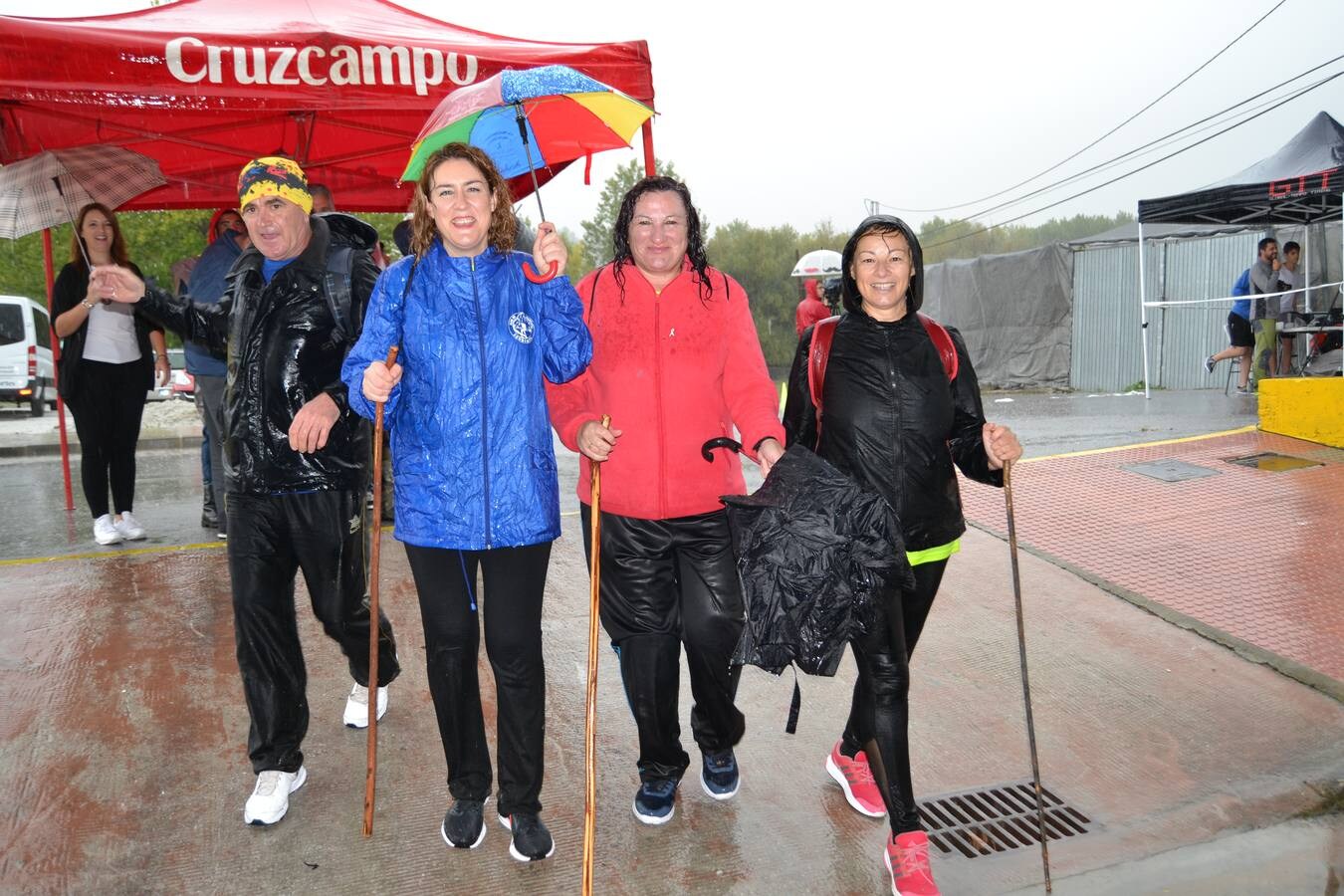 En torno a 120 personas, entre corredores de la trail, minitrail y ruta senderista participaron en la mañana del domingo en esta prueba que estuvo marcada por la intensa lluvia
