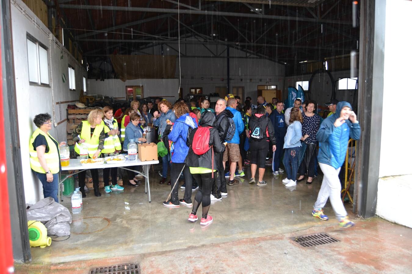 En torno a 120 personas, entre corredores de la trail, minitrail y ruta senderista participaron en la mañana del domingo en esta prueba que estuvo marcada por la intensa lluvia