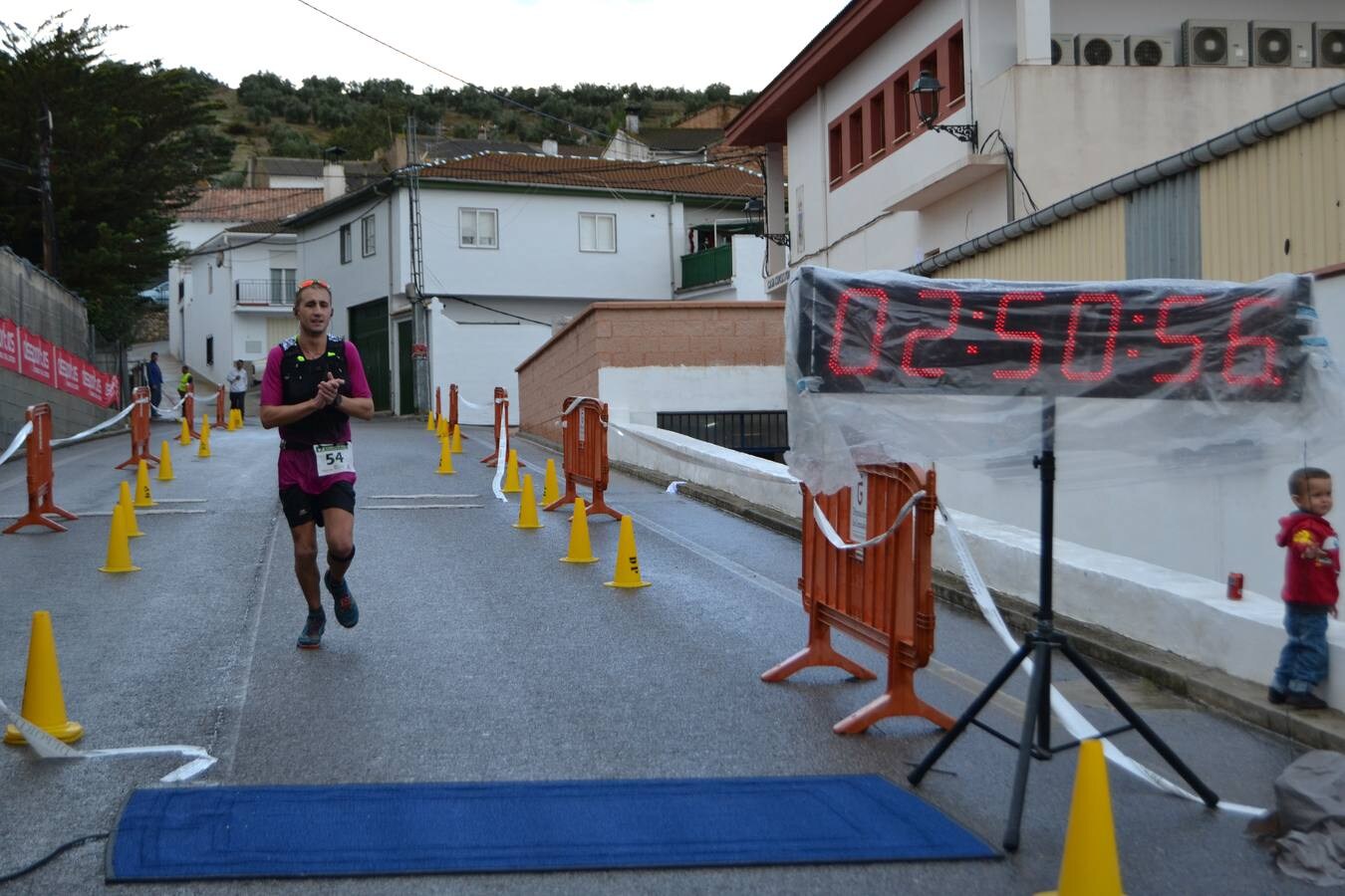 En torno a 120 personas, entre corredores de la trail, minitrail y ruta senderista participaron en la mañana del domingo en esta prueba que estuvo marcada por la intensa lluvia