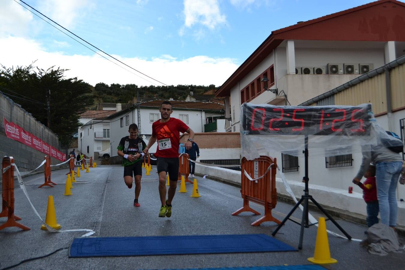 En torno a 120 personas, entre corredores de la trail, minitrail y ruta senderista participaron en la mañana del domingo en esta prueba que estuvo marcada por la intensa lluvia