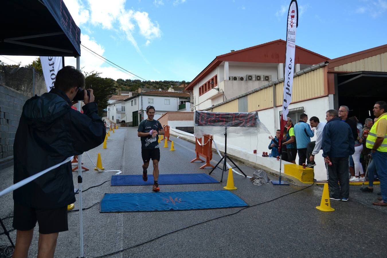 En torno a 120 personas, entre corredores de la trail, minitrail y ruta senderista participaron en la mañana del domingo en esta prueba que estuvo marcada por la intensa lluvia