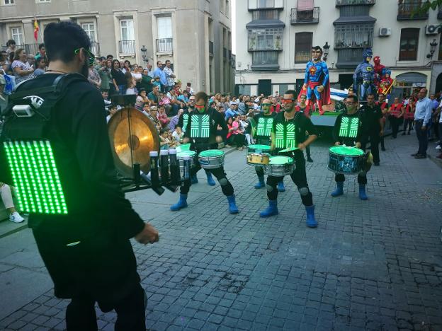 Tambores y superhéroes en el inicio de la cabalgata de la Feria de San Lucas.