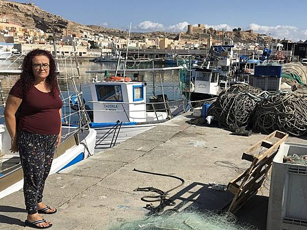 Remedios Marín Fernández, en el puerto pesquero de Almería en el que abrió los ojos a lo social durante una asamblea de pescadores a la que le llevó su abuela.