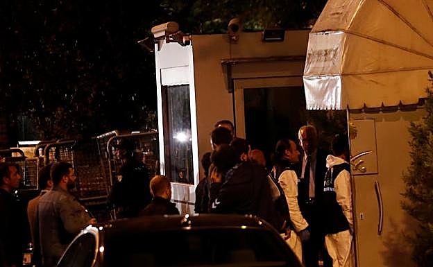Policías turcos llegan al consulado de Arabia Saudí.