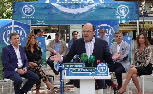 Francisco Fuentes, a la izquierda, acompaña a Sebastián Pérez en una rueda de prensa reciente.