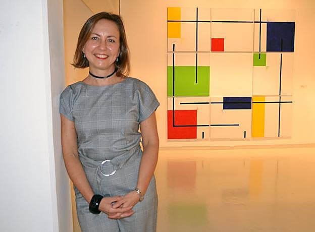 Carmen Casas, con algunas de sus obras.