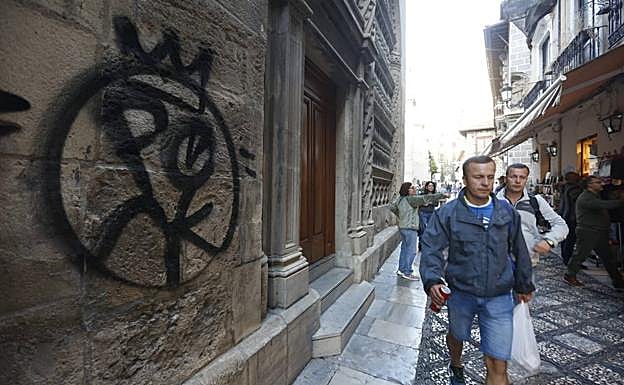 Aparece una nueva pintada en la Capilla Real de Granada