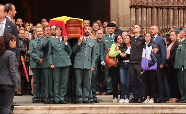 Último adiós al fallecido en la Catedral de Granada.
