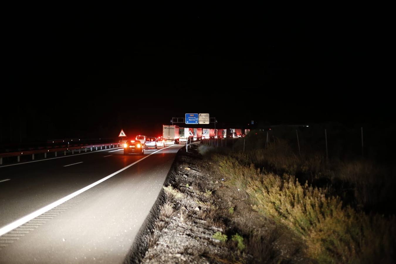 Fotos: Un fallecido en un grave accidente en la A-92 entre un turismo y una ambulancia