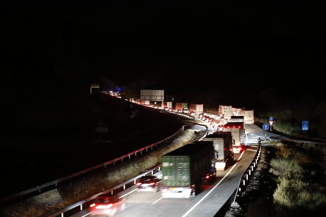 Fotos: Un fallecido en un grave accidente en la A-92 entre un turismo y una ambulancia