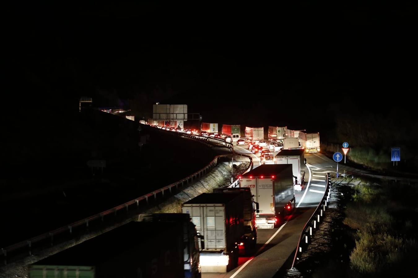 Fotos: Un fallecido en un grave accidente en la A-92 entre un turismo y una ambulancia
