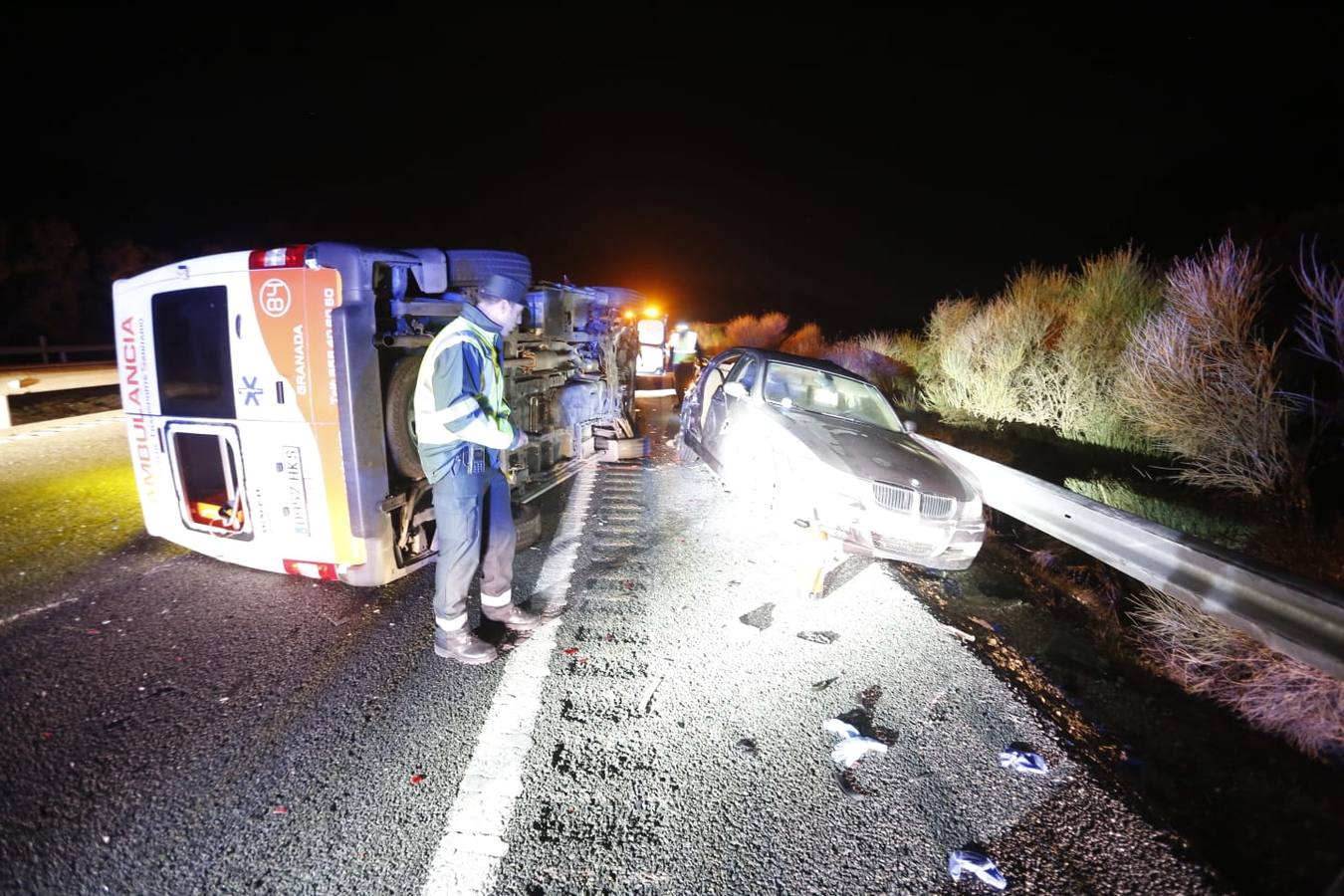 Fotos: Un fallecido en un grave accidente en la A-92 entre un turismo y una ambulancia