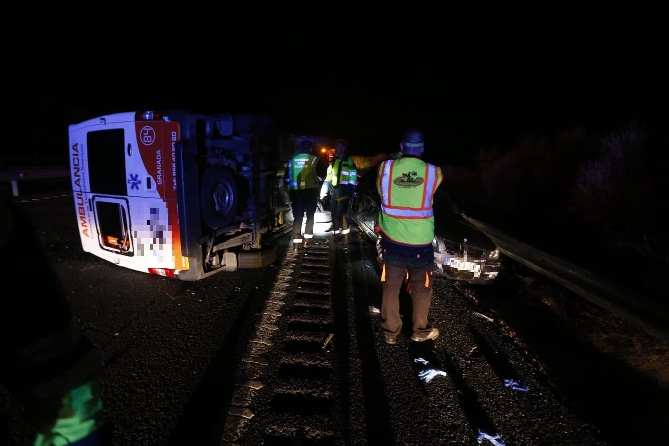 Fotos: Un fallecido en un grave accidente en la A-92 entre un turismo y una ambulancia