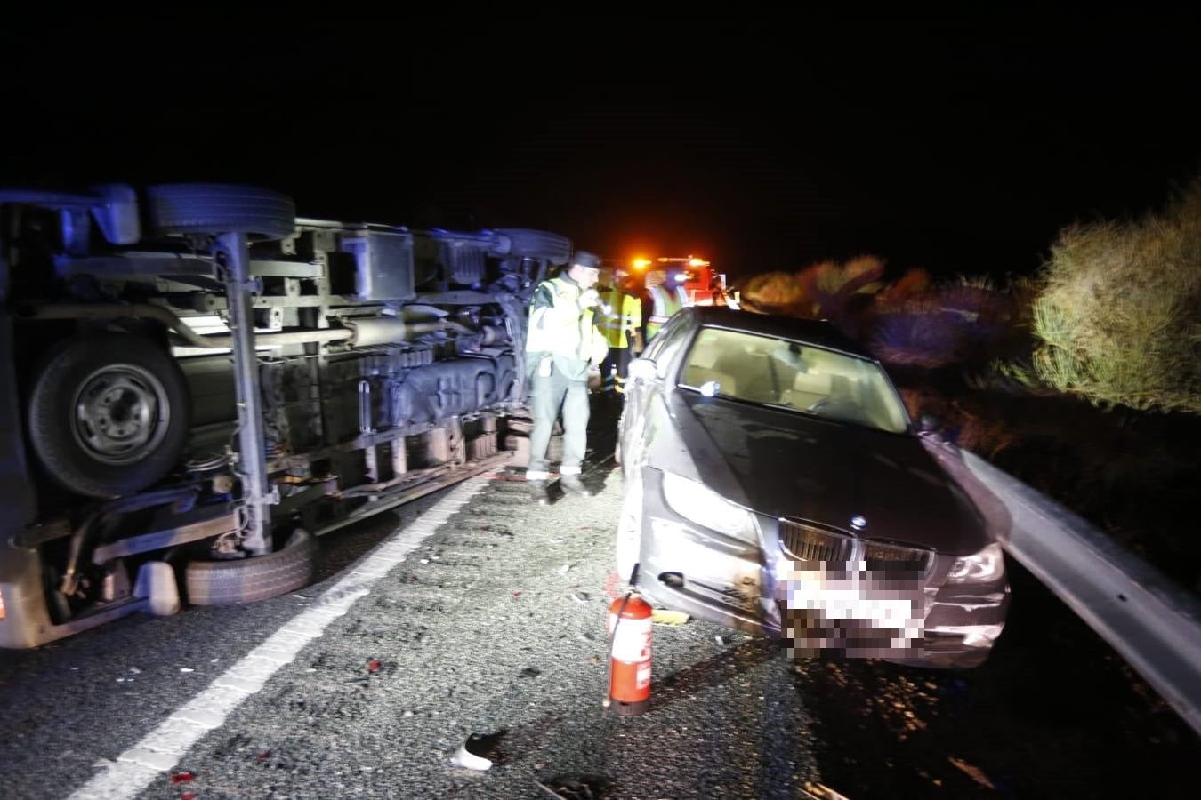 Fotos: Un fallecido en un grave accidente en la A-92 entre un turismo y una ambulancia