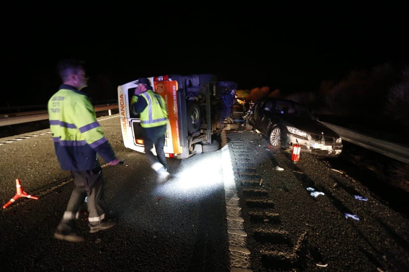 Fotos: Un fallecido en un grave accidente en la A-92 entre un turismo y una ambulancia