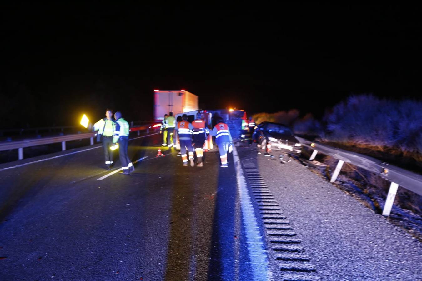Fotos: Un fallecido en un grave accidente en la A-92 entre un turismo y una ambulancia