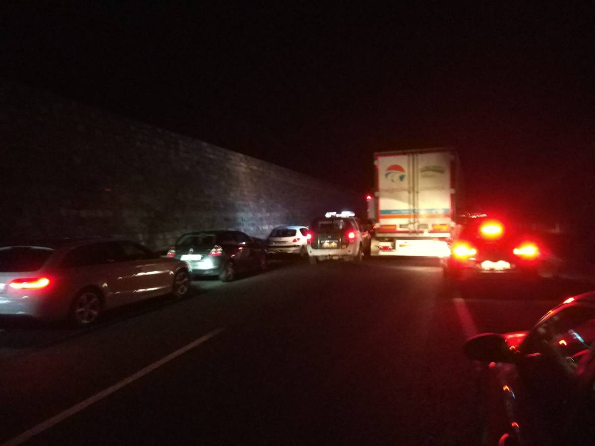 Fotos: Un fallecido en un grave accidente en la A-92 entre un turismo y una ambulancia