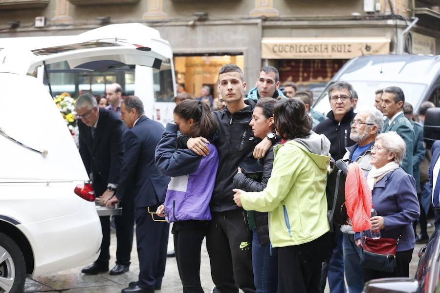El funeral del guardia civil de 47 años que falleció en la madrugada de este pasado lunes al recibir un disparo en Huétor Vega en acto de servicio se celebra en la Catedral de la capital, con la asistencia de el ministro del Interior, Fernando Grande-Marlaska, entre otras personalidades