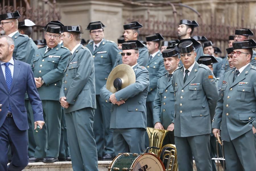 El funeral del guardia civil de 47 años que falleció en la madrugada de este pasado lunes al recibir un disparo en Huétor Vega en acto de servicio se celebra en la Catedral de la capital, con la asistencia de el ministro del Interior, Fernando Grande-Marlaska, entre otras personalidades