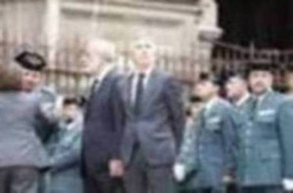 El funeral del guardia civil de 47 años que falleció en la madrugada de este pasado lunes al recibir un disparo en Huétor Vega en acto de servicio se celebra en la Catedral de la capital, con la asistencia de el ministro del Interior, Fernando Grande-Marlaska, entre otras personalidades