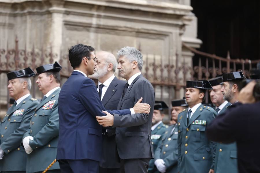 El funeral del guardia civil de 47 años que falleció en la madrugada de este pasado lunes al recibir un disparo en Huétor Vega en acto de servicio se celebra en la Catedral de la capital, con la asistencia de el ministro del Interior, Fernando Grande-Marlaska, entre otras personalidades