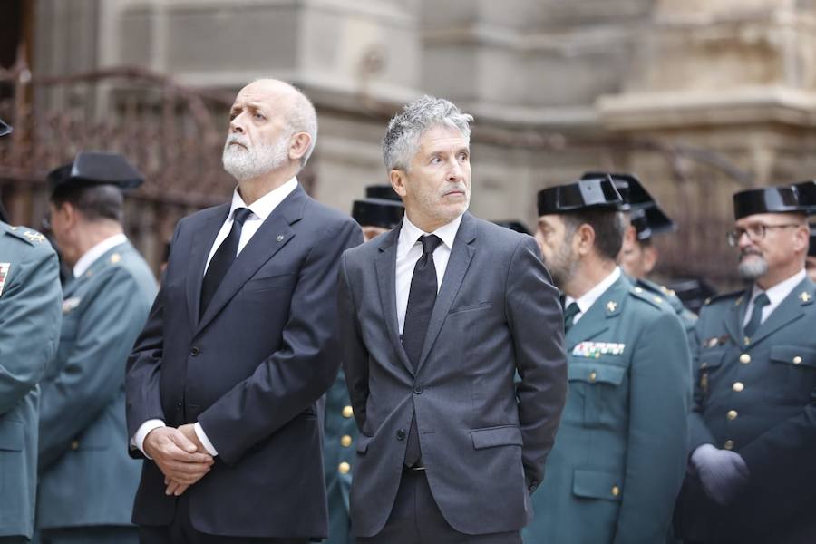 El funeral del guardia civil de 47 años que falleció en la madrugada de este pasado lunes al recibir un disparo en Huétor Vega en acto de servicio se celebra en la Catedral de la capital, con la asistencia de el ministro del Interior, Fernando Grande-Marlaska, entre otras personalidades