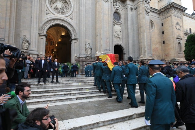 El funeral del guardia civil de 47 años que falleció en la madrugada de este pasado lunes al recibir un disparo en Huétor Vega en acto de servicio se celebra en la Catedral de la capital, con la asistencia de el ministro del Interior, Fernando Grande-Marlaska, entre otras personalidades