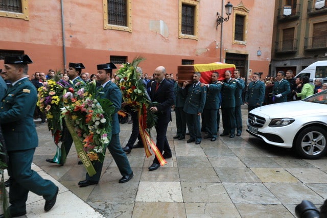 El funeral del guardia civil de 47 años que falleció en la madrugada de este pasado lunes al recibir un disparo en Huétor Vega en acto de servicio se celebra en la Catedral de la capital, con la asistencia de el ministro del Interior, Fernando Grande-Marlaska, entre otras personalidades