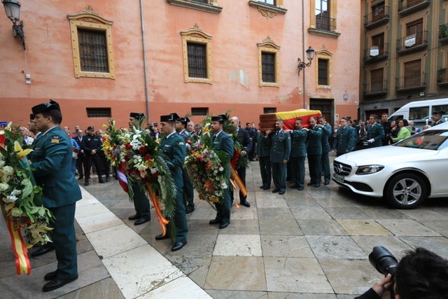 El funeral del guardia civil de 47 años que falleció en la madrugada de este pasado lunes al recibir un disparo en Huétor Vega en acto de servicio se celebra en la Catedral de la capital, con la asistencia de el ministro del Interior, Fernando Grande-Marlaska, entre otras personalidades