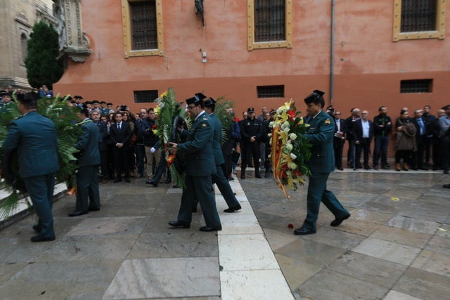 El funeral del guardia civil de 47 años que falleció en la madrugada de este pasado lunes al recibir un disparo en Huétor Vega en acto de servicio se celebra en la Catedral de la capital, con la asistencia de el ministro del Interior, Fernando Grande-Marlaska, entre otras personalidades