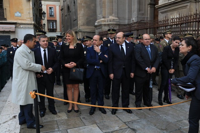 El funeral del guardia civil de 47 años que falleció en la madrugada de este pasado lunes al recibir un disparo en Huétor Vega en acto de servicio se celebra en la Catedral de la capital, con la asistencia de el ministro del Interior, Fernando Grande-Marlaska, entre otras personalidades