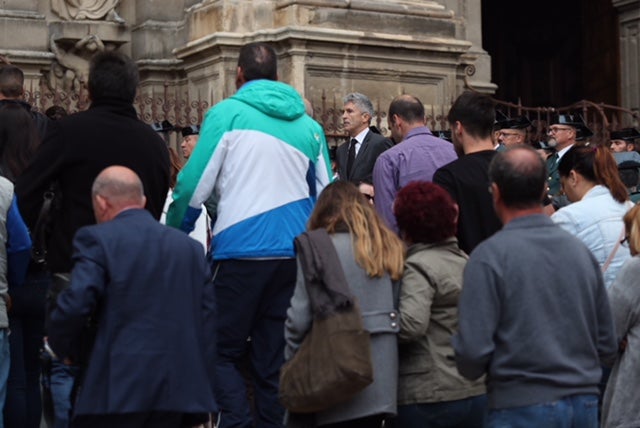 El funeral del guardia civil de 47 años que falleció en la madrugada de este pasado lunes al recibir un disparo en Huétor Vega en acto de servicio se celebra en la Catedral de la capital, con la asistencia de el ministro del Interior, Fernando Grande-Marlaska, entre otras personalidades
