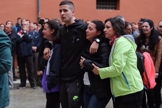 El funeral del guardia civil de 47 años que falleció en la madrugada de este pasado lunes al recibir un disparo en Huétor Vega en acto de servicio se celebra en la Catedral de la capital, con la asistencia de el ministro del Interior, Fernando Grande-Marlaska, entre otras personalidades