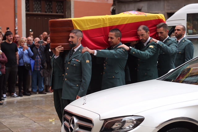 El funeral del guardia civil de 47 años que falleció en la madrugada de este pasado lunes al recibir un disparo en Huétor Vega en acto de servicio se celebra en la Catedral de la capital, con la asistencia de el ministro del Interior, Fernando Grande-Marlaska, entre otras personalidades