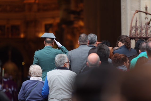 El funeral del guardia civil de 47 años que falleció en la madrugada de este pasado lunes al recibir un disparo en Huétor Vega en acto de servicio se celebra en la Catedral de la capital, con la asistencia de el ministro del Interior, Fernando Grande-Marlaska, entre otras personalidades