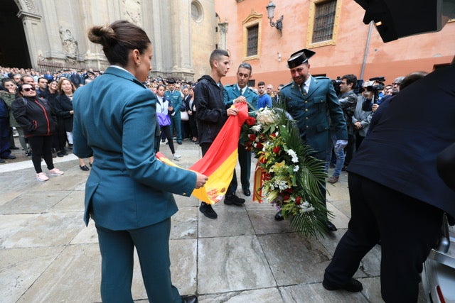 El funeral del guardia civil de 47 años que falleció en la madrugada de este pasado lunes al recibir un disparo en Huétor Vega en acto de servicio se celebra en la Catedral de la capital, con la asistencia de el ministro del Interior, Fernando Grande-Marlaska, entre otras personalidades