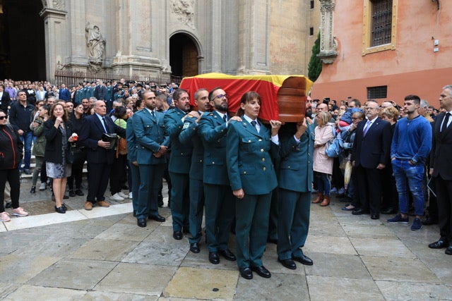 El funeral del guardia civil de 47 años que falleció en la madrugada de este pasado lunes al recibir un disparo en Huétor Vega en acto de servicio se celebra en la Catedral de la capital, con la asistencia de el ministro del Interior, Fernando Grande-Marlaska, entre otras personalidades