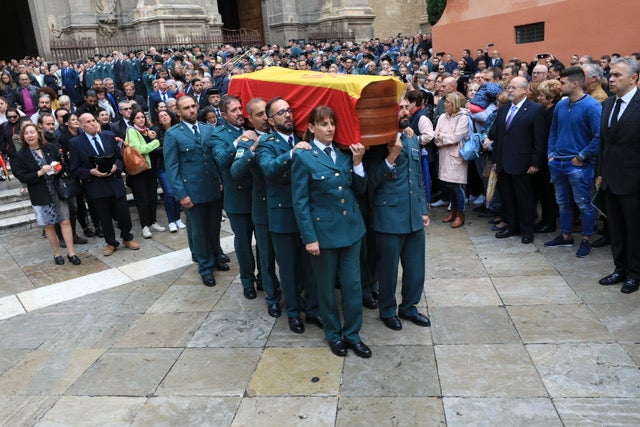 El funeral del guardia civil de 47 años que falleció en la madrugada de este pasado lunes al recibir un disparo en Huétor Vega en acto de servicio se celebra en la Catedral de la capital, con la asistencia de el ministro del Interior, Fernando Grande-Marlaska, entre otras personalidades