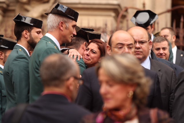 El funeral del guardia civil de 47 años que falleció en la madrugada de este pasado lunes al recibir un disparo en Huétor Vega en acto de servicio se celebra en la Catedral de la capital, con la asistencia de el ministro del Interior, Fernando Grande-Marlaska, entre otras personalidades
